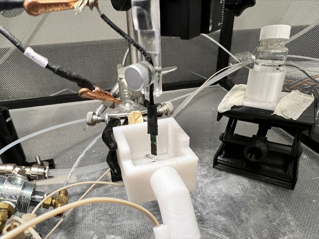 Flow cell setup for electrode testing